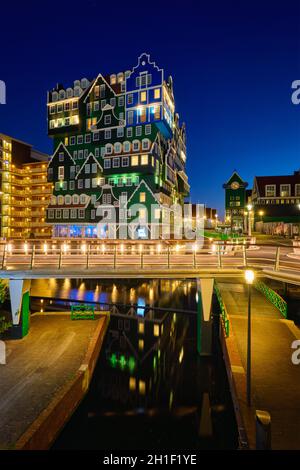 ZAANDAM, Paesi Bassi - 8 Maggio 2017: Inntel Hotel a Zaandam illuminata di notte. Progettazione di 12 piani edificio inaugurato nel 2009 è il risultato della st Foto Stock
