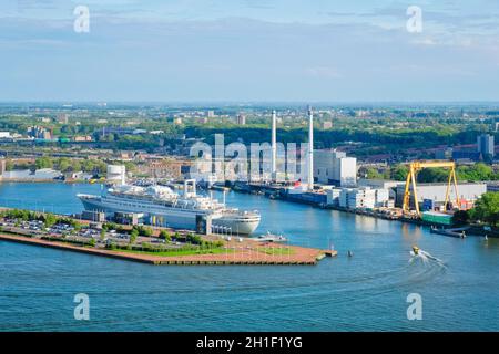 ROTTERDAM , PAESI BASSI - 14 MAGGIO 2017: Vista della città di Rotterdam con SS Rotterdam ex nave da crociera e nave da crociera ora hotel a Nieuwe Maas fiume fra Foto Stock