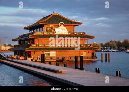 AMSTERDAM, PAESI BASSI - 9 MAGGIO 2017: Ristorante in stile pagoda cinese Sea Palace al tramonto. E' il primo ristorante galleggiante in Europa Foto Stock