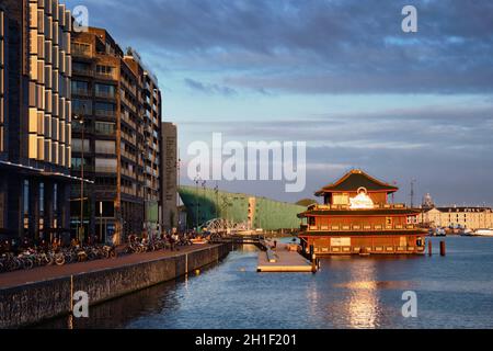 AMSTERDAM, PAESI BASSI - 9 MAGGIO 2017: Ristorante in stile pagoda cinese Sea Palace al tramonto. E' il primo ristorante galleggiante in Europa Foto Stock