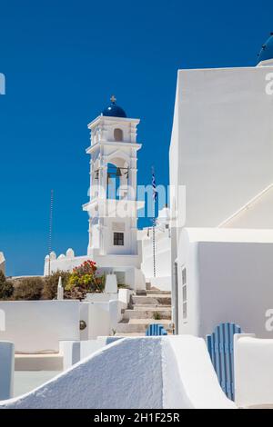 Vicoli tipici delle città più belle dell'isola di Santorini Foto Stock