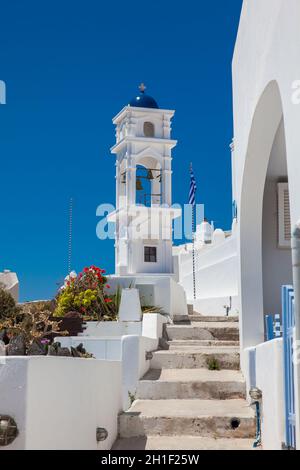 Vicoli tipici delle città più belle dell'isola di Santorini Foto Stock