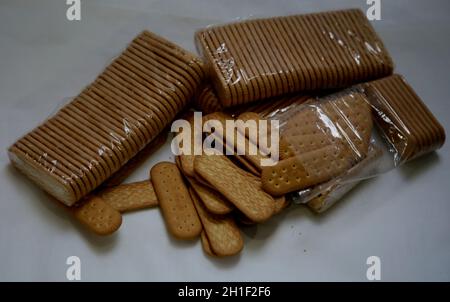 salvador, bahia brasile - 26 maggio 2020: i biscotti di amido di mais sono visti fuori dalla confezione. Foto Stock