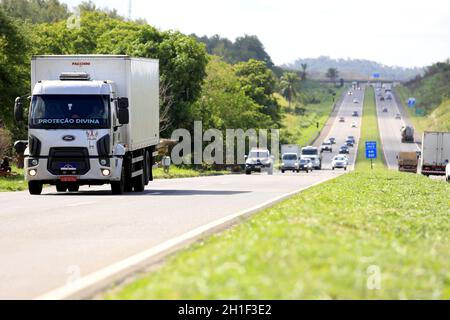 simoes filho, bahia / brasile - 24 marzo 2017: Movimento di veicoli di carico e automobili sulla strada statale BR 324 nel comune di Simoes Foto Stock