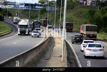 simoes filho, bahia / brasile - 24 marzo 2017: Movimento di veicoli di carico e automobili sulla strada statale BR 324 nel comune di Simoes Foto Stock