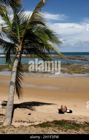 marau, bahia / brasile - 27 dicembre 2011: La persona è vista accanto alle palme da cocco sulla spiaggia di Taipu de Fora, nel quartiere di barra Grande, in Foto Stock