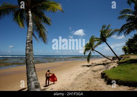 marau, bahia / brasile - 27 dicembre 2011: La persona è vista accanto alle palme da cocco sulla spiaggia di Taipu de Fora, nel quartiere di barra Grande, in Foto Stock