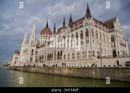 BUDAPEST, UNGHERIA - 03 MAR 2019: Vista esterna dell'edificio del Parlamento ungherese sul Danubio. Il Parlamento ungherese, riccamente decorato all'interno Foto Stock