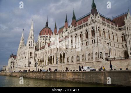 BUDAPEST, UNGHERIA - 03 MAR 2019: Vista esterna dell'edificio del Parlamento ungherese sul Danubio. Il Parlamento ungherese, riccamente decorato all'interno Foto Stock