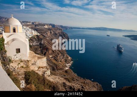 Il Mar Egeo e la Chiesa cattolica di San Stylianos nella città di Fira a Santorini Island Foto Stock