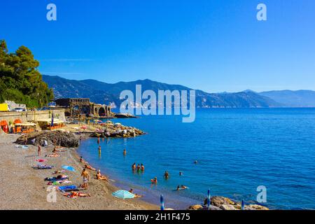 Santa Margherita Ligure, Italia - 13 Settembre 2019: la spiaggia di Santa Margherita Ligure - popolare destinazione turistica in estate in Italia Foto Stock