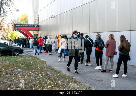 Zaporizhzhia, Ucraina. 18 Ott 2021. ZAPORIZHZHIA, UCRAINA - 18 OTTOBRE 2021 - la gente si trova in linea con il Centro per la vaccinazione di massa in Zaporozhzhia etichettato ad un livello di rischio rosso di diffusione di Covid-19, Zaporizhzhia, Ucraina sud-orientale credito: Ukrinform/Alamy Live News Foto Stock