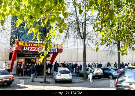 Zaporizhzhia, Ucraina. 18 Ott 2021. ZAPORIZHZHIA, UCRAINA - 18 OTTOBRE 2021 - la gente si trova in linea con il Centro per la vaccinazione di massa in Zaporozhzhia etichettato ad un livello di rischio rosso di diffusione di Covid-19, Zaporizhzhia, Ucraina sud-orientale credito: Ukrinform/Alamy Live News Foto Stock