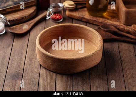 Tondeggiante ciotola vuota di legno sullo sfondo di legno Foto Stock