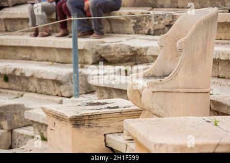 Dettaglio dei posti a sedere presso il Teatro di Dioniso Eleuthereus il grande teatro in Atene e considerato il primo teatro del mondo che è costruito Foto Stock