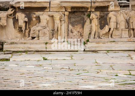 Dettaglio dei rilievi che decorete il Teatro di Dioniso Eleuthereus il grande teatro in Atene e considerato il primo teatro del mondo whi Foto Stock