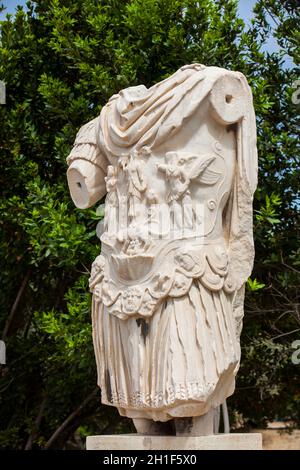 Atene, Grecia - Aprile 2018: Statua dell'Imperatore Adriano all'agora ateniese Foto Stock