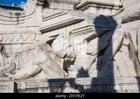 LISBONA, PORTOGALLO - MAGGIO, 2018: Dettaglio del monumento al Marchese di Pombal situato ad una importante rotatoria nella città di Lisbona in Portogallo Foto Stock