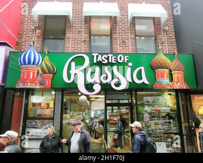 New York City, Stati Uniti d'America - 02 maggio 2016: Colorato negozio russo sulle strade di Brighton Beach a New York City, Stati Uniti d'Amer Foto Stock