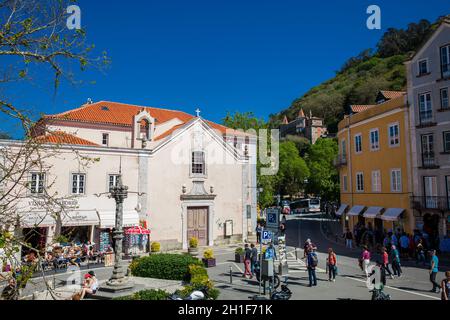 SINTRA, Portogallo - Maggio 2018: i turisti e i locali a belle strade di Sintra in una soleggiata inizio giornata di primavera Foto Stock