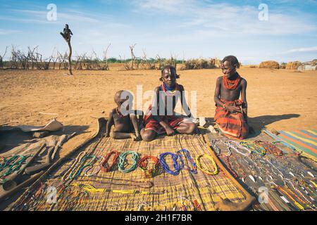 Omorate, Valle dell'Omo, Etiopia - 11 maggio 2019: I bambini della tribù africana Dasanesh offrono souvenir fatti a mano. Daasanach sono etnico Cushitic Grou Foto Stock