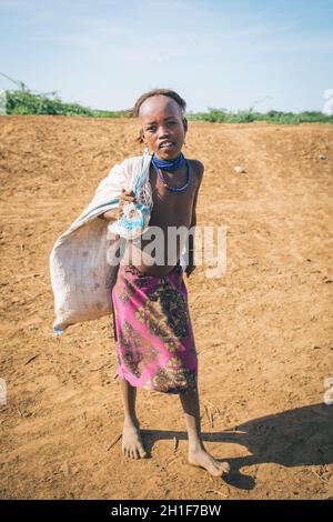 Omorate, Valle dell'Omo, Etiopia - 11 maggio 2019: Ritratto di ragazza della tribù africana Dasanesh. I Daasanach sono gruppi etnici Cushitici che vivono in Ethi Foto Stock