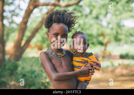 Omorate, Valle dell'Omo, Etiopia - 11 maggio 2019: Ritratto dei bambini della tribù africana Dasanesh. Daasanach sono gruppi etnici Cushitici che vivono in Foto Stock