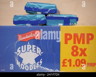 SHEFFIELD, UK - CIRCA 2020 MAGGIO: Pacchetto Batchelors Super Noodles Foto Stock