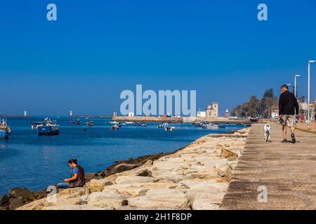Porto, PORTOGALLO - MAGGIO 2018: Persone che godono di una splendida giornata di primavera al lungomare lungo le rive del fiume Douro Foto Stock