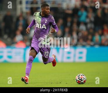 Newcastle, Regno Unito. 17 ottobre 2021. Emerson di Tottenham durante la partita della Premier League al St. James's Park, Newcastle. Il credito d'immagine dovrebbe leggere: Simon Bellis/Sportimage Credit: Sportimage/Alamy Live News Foto Stock