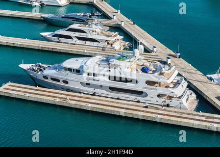 Charlotte Amalie, St. Thomas, Isole Vergini statunitensi (USVI) - 30 aprile 2019: Yacht di lusso Milestone al porto delle navi da crociera di Charlotte Foto Stock