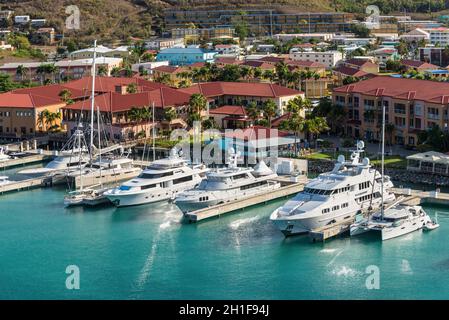 Charlotte Amalie, St. Thomas, Isole Vergini statunitensi (USVI) - 30 aprile 2019: Yacht di lusso ormeggiati al porto delle navi da crociera di Charlotte Amalie, Foto Stock