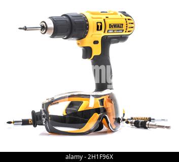 SWINDON, Regno Unito - 18 agosto 2018: coppia di DeWalt ed occhiali di sicurezza trapano cordless su sfondo bianco Foto Stock