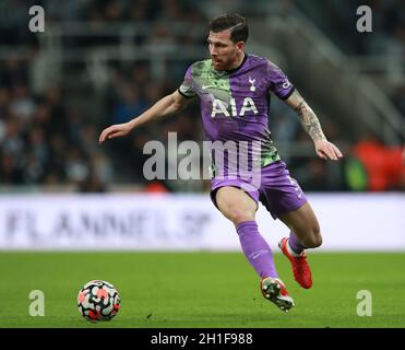 Newcastle, Regno Unito. 17 ottobre 2021. Pierre-Emile Højbjerg di Tottenham durante la partita della Premier League al St. James's Park, Newcastle. Il credito d'immagine dovrebbe leggere: Simon Bellis/Sportimage Credit: Sportimage/Alamy Live News Foto Stock