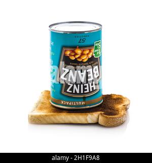 SWINDON, Regno Unito - 10 AGOSTO 2014: Heinz ha cotto Beanz su toast su sfondo bianco Foto Stock