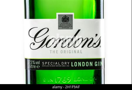 SWINDON, Regno Unito - 2 AGOSTO 2014: Original Gordon's London Dry Gin Bottle . Gordon's Gin è stato sviluppato a Londra nel 1769 da Scot Alexander Gordon e dalla sua rec Foto Stock