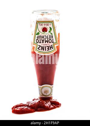 SWINDON, UK - 10 AGOSTO 2014: Bottiglia di Heinz Tomato Ketchup su sfondo bianco Foto Stock