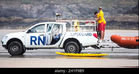 POLZEATH, CORNOVAGLIA- UK - LUGLIO 26 : bagnini RNLI in servizio a Poleath Beach in Cornovaglia il 26 Luglio 2014. Foto Stock