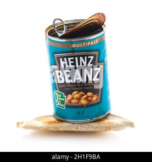 SWINDON, Regno Unito - 10 AGOSTO 2014: Heinz ha cotto Beanz su toast su sfondo bianco Foto Stock