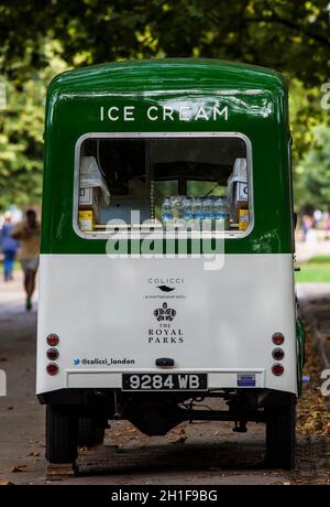 SWINDON, Regno Unito - 10 AGOSTO 2014: Old Morris Ice Cream Van in Hyde Park London Foto Stock