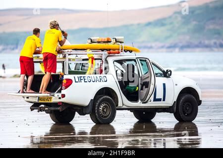 POLZEATH, CORNOVAGLIA- UK - LUGLIO 26 : bagnini RNLI in servizio a Poleath Beach in Cornovaglia il 26 Luglio 2014. Foto Stock