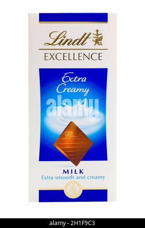 SWINDON, Regno Unito - 10 AGOSTO 2014: Bar of Lindt Excellence cioccolato al latte cremoso extra su sfondo bianco Foto Stock