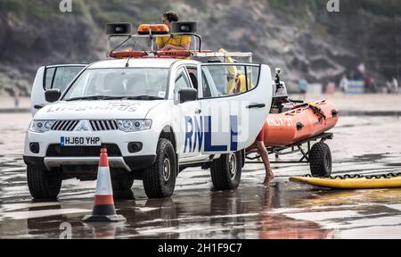 POLZEATH, CORNOVAGLIA- UK - LUGLIO 26 : bagnini RNLI in servizio a Poleath Beach in Cornovaglia il 26 Luglio 2014. Foto Stock