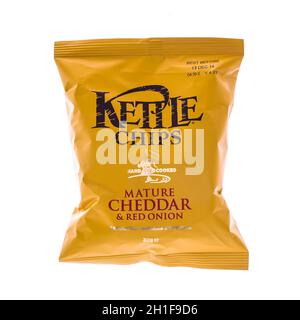 SWINDON, Regno Unito - 10 AGOSTO 2014: Sacchetto di Cheddar maturo e cipolla rossa chip bollitore su sfondo bianco Foto Stock