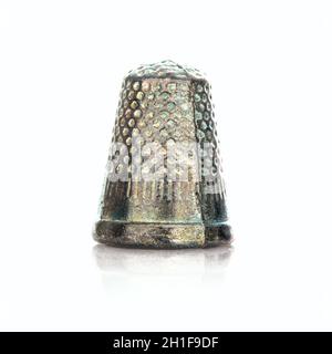 SWINDON, Regno Unito - 18 DICEMBRE 2014: Edizione inglese del monopolio che mostra il Marker Thimble, il classico gioco di trading di Parker Brothers è stato il primo Foto Stock