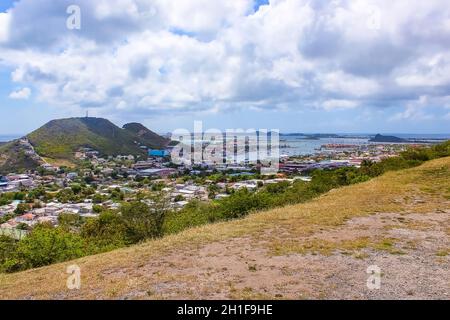 La vista dell'isola di St. Maarten in una giornata nuvolosa dalla strada Foto Stock