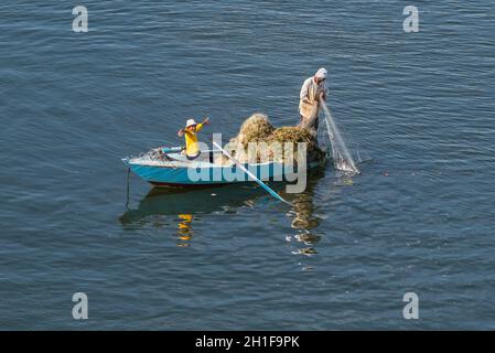 Ismailia, Egitto - 5 Novembre 2017: i pescatori in barca di legno di catturare pesci net sul nuovo canale di Suez, Ismailia, Egitto, Africa. Foto Stock