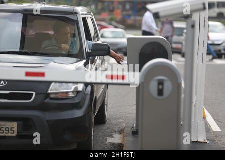 salvador, bahia / brasile - 25 maggio 2015: Ingresso parcheggio centro commerciale nella città di Salvador. *** Local Caption *** Foto Stock