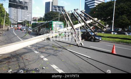 salvador, bahia / brasile - 18 giugno 2015: Il semaforo è danneggiato in caso di incidente su Avenida ACM nella città di Salvador. *** Didascalia locale *** Foto Stock