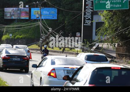 salvador, bahia / brasile - 18 giugno 2015: Il semaforo è danneggiato in caso di incidente su Avenida ACM nella città di Salvador. *** Didascalia locale *** Foto Stock